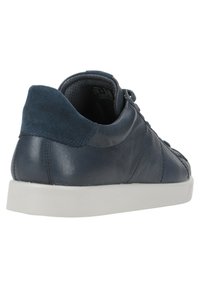 Sneaker in pelle blu navy con un accento in suede blu a contrasto sul tallone, suola in gomma bianca e pannellatura testurizzata. Presenta lacci e un collare imbottito.
