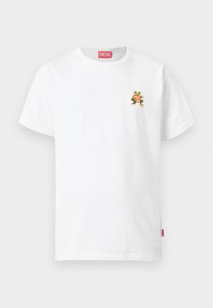 Valge lühikeste varrukatega Diesel T-särk, mille vasakul rinnal on väike värvikas konn, kes hoiab punast Diesel logo.