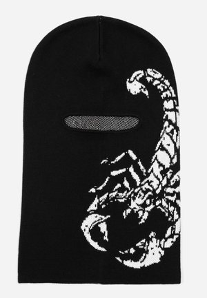 Čierna pletená balaclava so vzorom bieleho škorpióna, s priedušnými otvorom na oči a tesným strihom pre teplo a zakrytie.