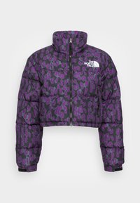 Fioletowa i czarna krótka kurtka puchowa z dzikim wzorem, wysoki kołnierz, zamek z przodu i logo po lewej stronie. Teksturowany, izolowany materiał.