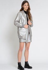 Maze IM METALLIC LOOK - Kurtka skórzana