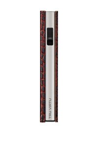 Portacarte in metallo argento e pelle marrone strutturata, forma rettangolare slim con un cursore nero, con incisione "TRU VIRTU".