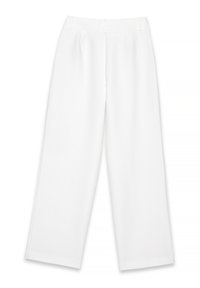 Białe spodnie szerokie z gładkiego materiału, z plisami z przodu i średnim stanem w pasie. Prosty krój bez widocznych elementów metalowych.