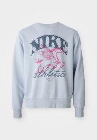 Világoskék pulóver, amelyen egy nagy, rózsaszín szárnyas ló grafika található, valamint a "NIKE" felirat fekete színben. Puha anyagból készült, kerek nyakkivágással és bordás mandzsettákkal.