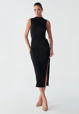 Abito nero senza maniche con un design aderente, arricciature laterali e uno spacco alto. Tessuto morbido con texture minimale e una silhouette elegante.