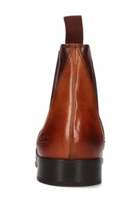 Bota Chelsea de cuero marrón para hombre con tirador trasero marrón oscuro y tacón negro apilado, vista trasera.