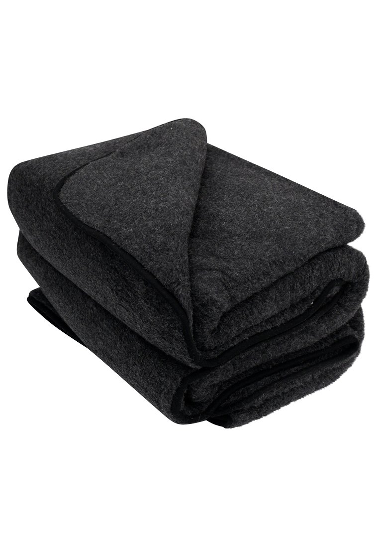 Grijze fleece deken met een zachte textuur, gevouwen met een zwarte rand. Rechthoekige vorm, compact ontwerp geschikt voor verschillende toepassingen.
