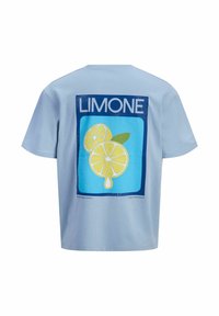 Šviesiai mėlynos medvilninės marškinėliai, kurių nugarinėje dalyje pavaizduoti citrinos ir žodis "LIMONE". Trumpi rankovės ir laisvas dizainas.