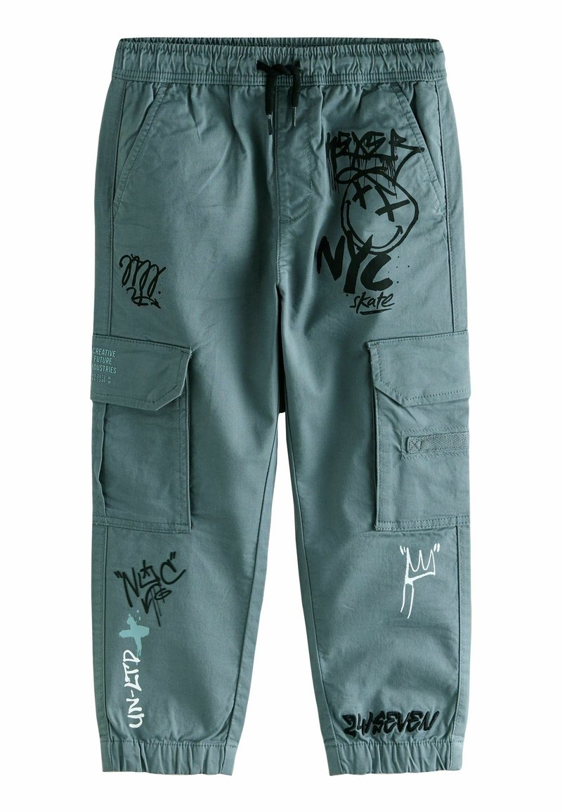 Pantalon cargo bleu sarcelle avec taille et poignets élastiques, avec des textes et motifs graphiques style graffiti en noir et blanc sur les jambes avant et les poches.