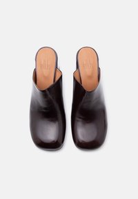 Μαύρα δερμάτινα παπούτσια mule με τετράγωνη μύτη και ταμπά πέλματα, με τη σήμανση "billi bi Copenhagen", φωτογραφημένα από πάνω σε λευκό φόντο.