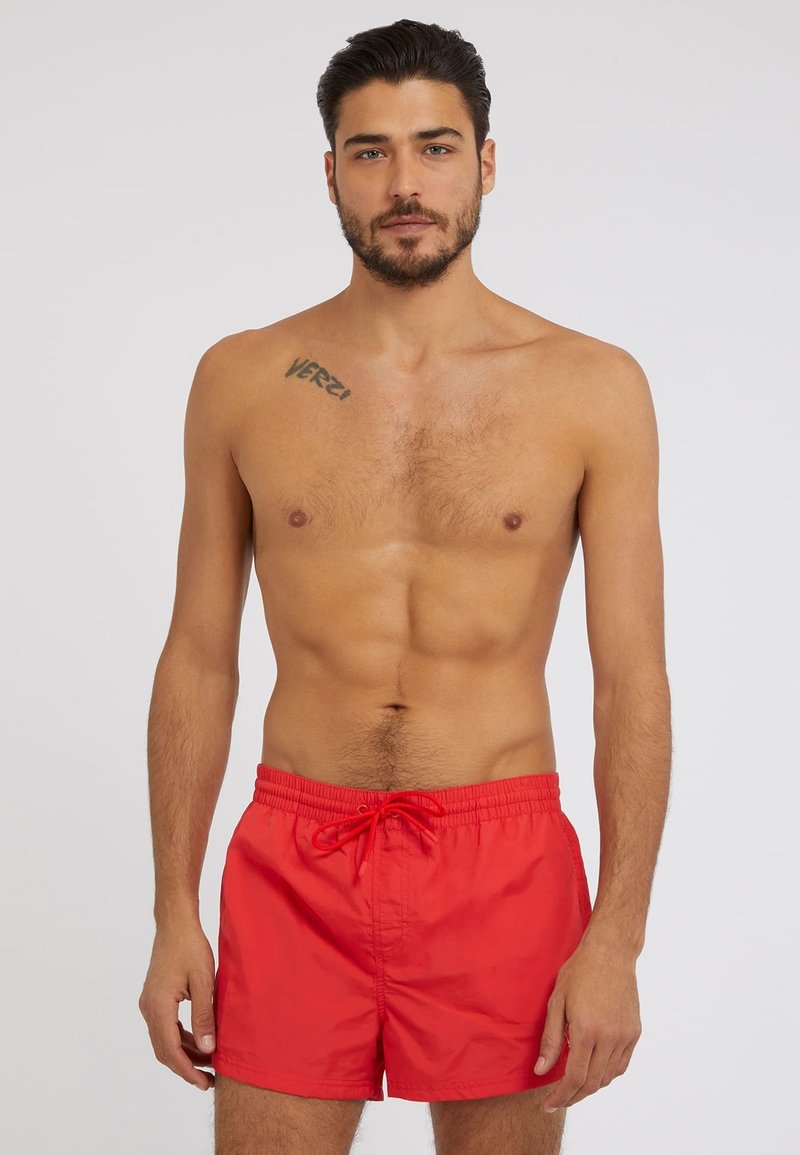 Guess MIT KLEINEM LOGO - Short de bain - rot
