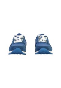 Scarpe da ginnastica blu con lacci bianchi viste frontalmente su uno sfondo bianco.