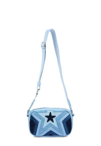 Sac bandoulière en denim bleu clair avec un motif d'étoiles dans différentes nuances de bleu et une bandoulière réglable avec boucle en métal.