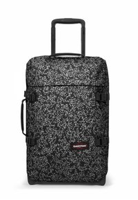 Bolsa de deporte negra con ruedas y un patr�ón salpicado blanco, fabricada con material duradero, con correas laterales ajustables y un mango retráctil para el transporte.