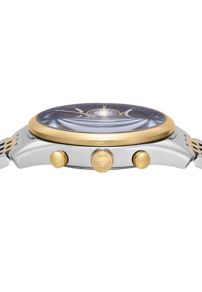 Vue latérale d'une montre-bracelet argentée et dorée avec deux boutons-poussoirs en or et une couronne en or avec un logo discret.