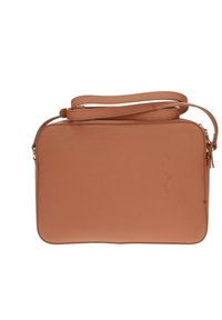 Borsa a spalla sintetica marrone con forma rettangolare, manico superiore e chiusura con zip. Presenta una texture liscia e un design minimalista.