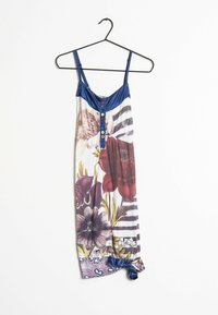 Abito a fantasia floreale con spalline in satin blu e bottoni, caratterizzato da fiori viola e rossi, sfondo a righe e un dettaglio annodato sull'orlo.