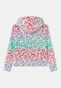 Polarowa bluza z kapturem z gradientowym wzorem w panterę w pastelowych kolorach: różowym, fioletowym i turkusowym. Posiada kaptur oraz długie rękawy.