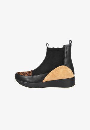 Botín negro y marrón de cuero y ante, con puntera de print de leopardo, parte superior suave y suela de cuña.