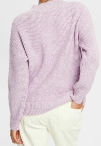 Pull tricoté violet clair avec une texture côtelée, épaules tombantes et coupe ample. Le dos est uni avec un col rond.