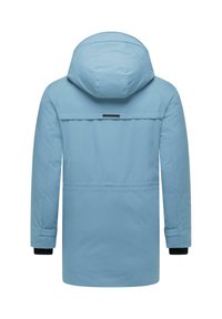 Svetlomodrá vodeodolná bunda s kapucňou, obsahujúca zadný yoke, dve bočné vrecká a čierne akcenty na manžetách. Hladká textúra, stredná dĺžka.