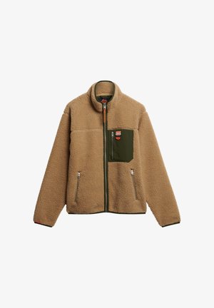 Beige fleecevest met een groene zak, hoge kraag, volledige ritssluiting en twee zijritszakken; voorzien van een merkpatch op de borst.