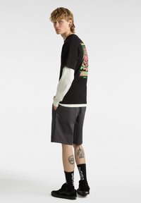 Vans WORMHOLE WARPED SS - Camiseta estampada - black