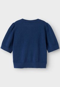 Maglione corto a maniche corte di colore blu navy, lavorato a maglia, con scollo rotondo a costine, polsini e orlo, mostrato disteso su uno sfondo bianco.