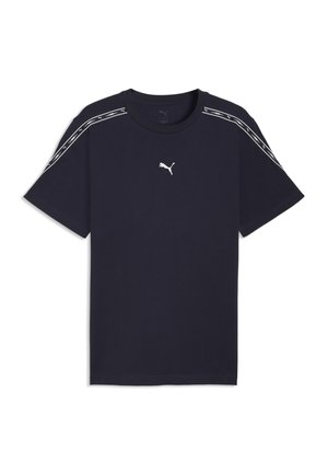 Marineblauw Puma T-shirt met korte mouwen, met een wit Puma-logo op de borst en merkstrepen langs de schouders en mouwen.