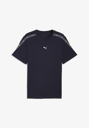 Marineblauw Puma T-shirt met korte mouwen, met een wit Puma-logo op de borst en merkstrepen langs de schouders en mouwen.