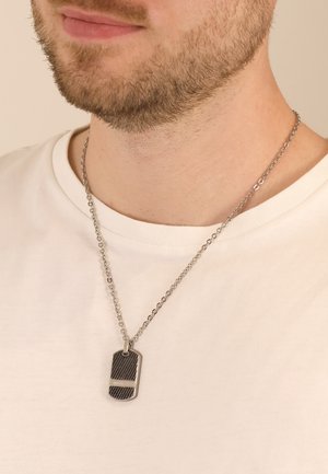 Silberne Kettenhalskette mit einem rechteckigen Dogtag-Anhänger, der eine strukturierte Oberfläche und ein horizontales Streifenmuster aufweist.