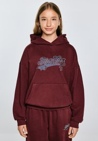 Burgundia kapuutsärk, mis on valmistatud puuvillast, esiküljel tasku ja suur "Big Star" graafika. Sobib kokku vastava burgundia värvi dressipükstega.