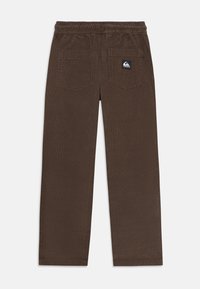 Bruine corduroy broek met een elastische tailleband, twee achterzakken en een logo patch op de rechterzak; recht gesneden design.
