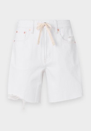 Shorts din denim alb cu tiv brut, material din amestec de bumbac și un șnur bej. Prezentă elemente de feronerie de culoare cupru și buzunare laterale.