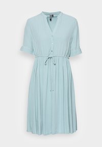 Ljusblå klänning med korta ärmar, knäppning fram, krage, insnörad midja med dragsko och flödande kjol. Texturerad tyg med vertikala linjer.