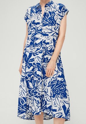 Kortærmet kjole med blå- og hvidt bladmønster, knapper foran, lagdelt nederdel og letvægtsstof for komfort.