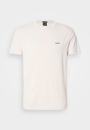 Camiseta de algodón en color blanco sucio con cuello redondo. Presenta un pequeño logo negro "BOSS" en el pecho. Corte regular y mangas cortas.