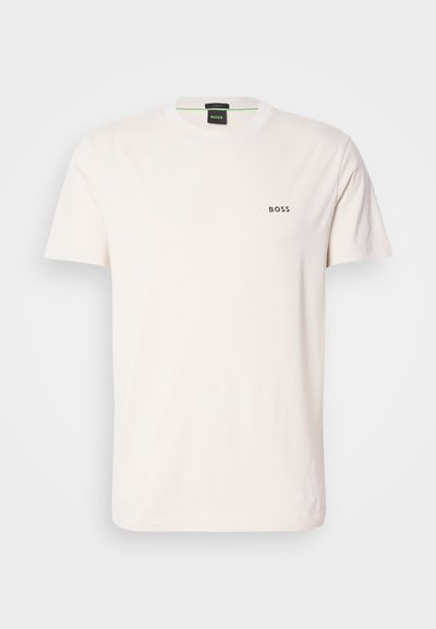 T-shirt en coton écru avec un col rond. Présente un petit logo noir "BOSS" sur la poitrine. Coupe régulière et manches courtes.
