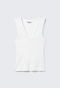 Camiseta sin mangas blanca con cuello en V y canalé, con etiqueta de la marca WEEKDAY en el interior del cuello, extendida sobre un fondo claro.