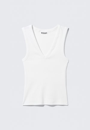 Débardeur blanc côtelé sans manches avec col en V, étiquette de la marque WEEKDAY à l'intérieur de l'encolure, posé à plat sur un fond clair.