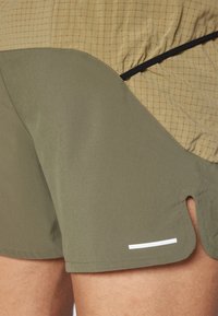 Nike Performance SECONDSUNRISE - Kurze Sporthose - medium olive/neutral olive/(black)
