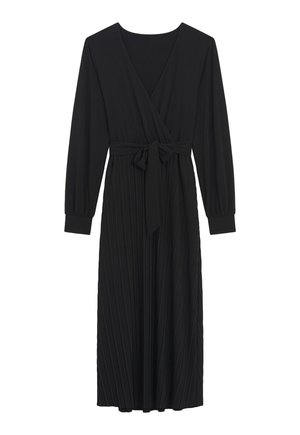 Vestido negro de manga larga con diseño envolvente, textura plisada y cintura anudada, fabricado en una tela suave, con escote en pico.