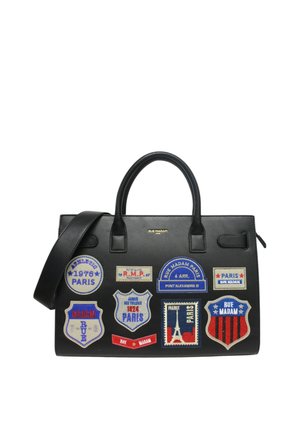 Borsa a mano in pelle nera con doppio manico, decorata con toppe colorate a tema Parigi e tracolla removibile.