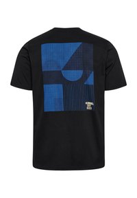 Zwart katoenen t-shirt met een grote blauwe geometrische print op de achterkant, met verschillende texturen, strepen en een klein geel logo onderaan.