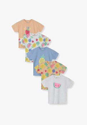 Öt rövid ujjú gyerekpóló színes gyümölcsmintákkal, beleértve epret, ananászt, görögdinnyét és vidám arcokat.