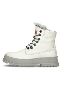 Witte leren enkelboot met grijze rubberen zool, zwarte veters, een nepleren voering en een bruine leren accent op de hak.