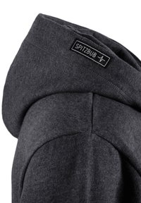 Dunkelgrauer Kapuzenpullover mit einer weichen Stofftextur, runder Kapuze und einem schwarzen Etikett mit weißem Text "SPITZBUB" in der Nähe der Naht am Hals.