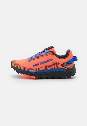 Lyse orange og sort New Balance løbesko med blå snørebånd og såldetaljer, med geometriske mønstre og robust slidbane.