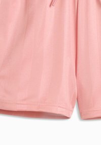 Απαλό ροζ ύφασμα με διακριτικές κάθετες ρίγες και ίσιο τελείωμα, πιθανώς μέρος ενός ενδύματος όπως μιας φούστας ή φορέματος.