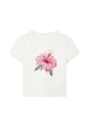 T-shirt bianco a maniche corte con un'illustrazione di un grande fiore di ibisco rosa e foglie verdi. Tessuto in cotone morbido, vestibilità comoda.